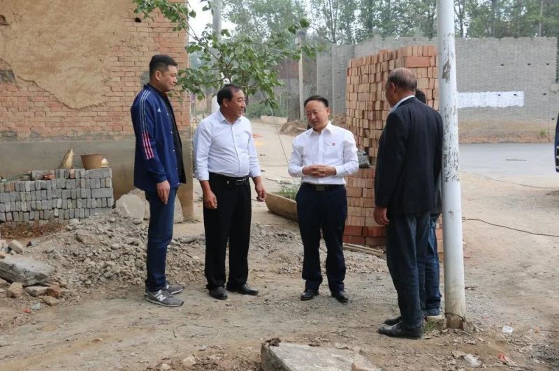 扶貧路上  攜手同行——弘義集團(tuán)黨委書記、董事長(zhǎng)張秀峰一行 到定點(diǎn)幫扶村調(diào)研